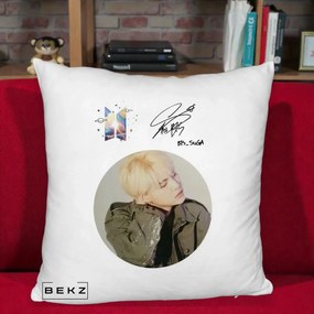 Perna Personalizata K-pop BTS Suga Portret cu Autograf, 40x40 cm, Alb Pufos, Husa Detasabila, Perna Inclusa, BEKZ®