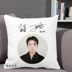 Perna Personalizata K-pop BTS Jungkook Portret cu Autograf, 40x40 cm, Alba Mata, Husa Detasabila, Perna Inclusa, BEKZ®