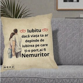 Cadou pentru Iubita - Perna Personalizata Iubitu Nemuritor cu Cuplu Acuarela si Inimi Rosii, 40x40 cm, Crem, Husa Detasabila, Perna Inclusa, BEKZ®