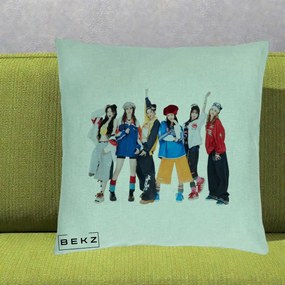 Perna Personalizata Grup K-pop Fete in Picioare Foto, 40x40 cm, Verde Menta, Husa Detasabila, Perna Inclusa, BEKZ®
