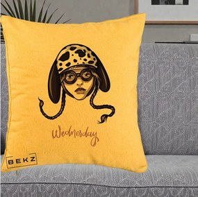 Perna Personalizata Wednesday Addams cu Caine Dalmatian, 40x40 cm, Galben, Husa Detasabila, Perna Inclusa, BEKZ®