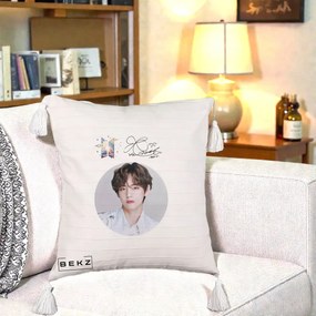 Perna Personalizata K-pop BTS V Taehyung Portret Cerc Autograf, 40x40 cm, Bej cu Franjuri, Husa Detasabila, Perna Inclusa, BEKZ®