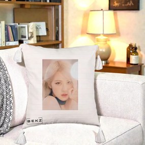 Perna Personalizata K-pop BLACKPINK Rose Blond cu Inel Roz Pastel, 40x40 cm, Bej cu Franjuri, Husa Detasabila, Perna Inclusa, BEKZ®