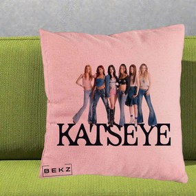 Perna Personalizata K-pop KATSEYE Foto Grup Blugi, 40x40 cm, Roz, Husa Detasabila, Perna Inclusa, BEKZ®