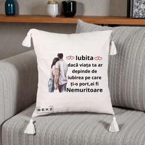Cadou pentru Iubita - Perna Personalizata Iubita Nemuritoare cu Cuplu Acuarela Roz si Inimi, 40x40 cm, Bej cu Franjuri, Husa Detasabila, Perna Inclusa, BEKZ®
