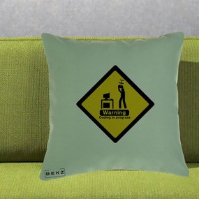 Perna Personalizata Warning Coding in Progress, 40x40 cm, Verde, Husa Detasabila, Perna Inclusa, BEKZ®