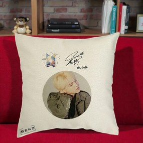 Perna Personalizata K-pop BTS Suga Portret cu Autograf, 40x40 cm, Ecru, Husa Detasabila, Perna Inclusa, BEKZ®