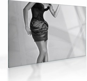 Tablou pe sticlă - Femeie într-o rochie scurtă (70x50 cm)