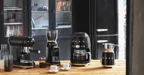 Aparat pentru spumarea laptelui Smeg MFF11BLEU, 500 W, 600 ml, 8 programe, Cana detasabila, Oprire automata, Negru