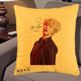 Perna Personalizata K-pop BTS Jimin Portret Artistic par Blond Autograf, 40x40 cm, Galben, Husa Detasabila, Perna Inclusa, BEKZ®