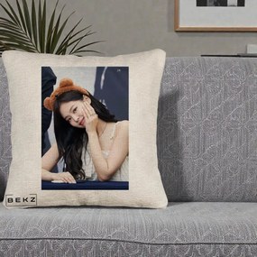 Perna Personalizata K-pop BLACKPINK Jennie Cute cu Diadema Ursulet, 40x40 cm, Bej Canapea, Husa Detasabila, Perna Inclusa, BEKZ®