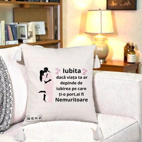 Cadou pentru Iubita - Perna Personalizata Iubita Nemuritoare cu Siluete de Cuplu, 40x40 cm, Bej cu Franjuri, Husa Detasabila, Perna Inclusa, BEKZ®