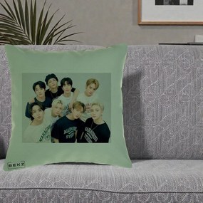 Perna Personalizata K-pop Stray Kids Foto Grup Text, 40x40 cm, Verde, Husa Detasabila, Perna Inclusa, BEKZ®