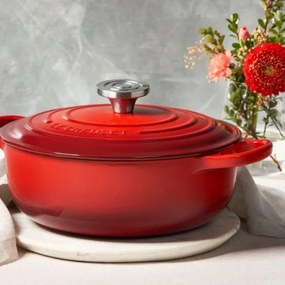Tigaie din fonta Le Creuset 21179300602430, 30 cm, 6,2 l, Capac etans pentru pastrarea aromelor, Cuptor pana la 260°C, Toate plitele inclusiv inductie, Rosu