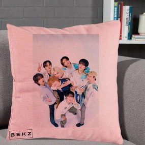 Perna Personalizata K-pop Stray Kids Foto Grup Bleu, 40x40 cm, Roz, Husa Detasabila, Perna Inclusa, BEKZ®