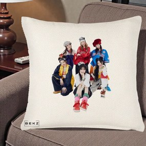 Perna Personalizata Grup K-pop Fete Streetwear Foto, 40x40 cm, Crem Reliefat, Husa Detasabila, Perna Inclusa, BEKZ®