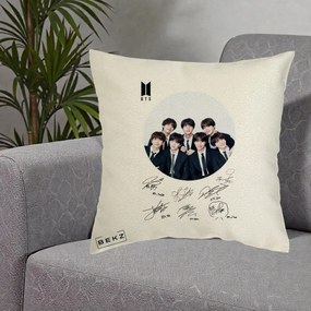 Perna Personalizata K-pop BTS Fotografie Grup Costum Negru si Autografe Cerc, 40x40 cm, Ecru, Husa Detasabila, Perna Inclusa, BEKZ®