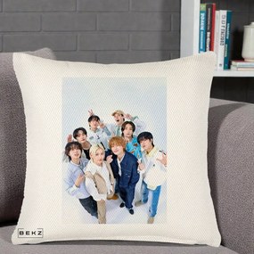 Perna Personalizata K-pop Stray Kids Foto Grup Alb cu 8 Membrii de Sus, 40x40 cm, Crem Reliefat, Husa Detasabila, Perna Inclusa, BEKZ®