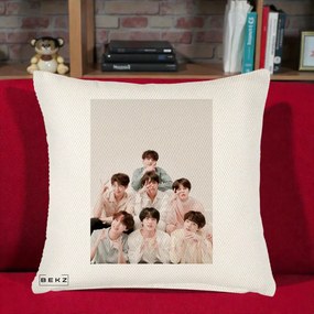 Perna Personalizata K-pop BTS Foto Grup Pastel, 40x40 cm, Crem Reliefat, Husa Detasabila, Perna Inclusa, BEKZ®