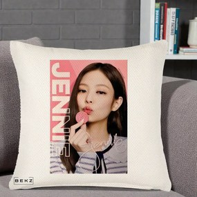 Perna Personalizata K-pop BLACKPINK Jennie cu Semnatura si Fond Roz, 40x40 cm, Crem Reliefat, Husa Detasabila, Perna Inclusa, BEKZ®