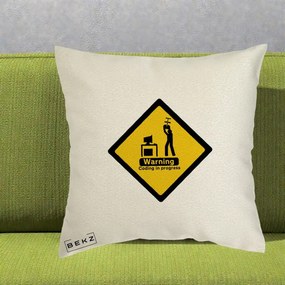 Perna Personalizata Warning Coding in Progress, 40x40 cm, Ecru, Husa Detasabila, Perna Inclusa, BEKZ®