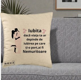 Cadou pentru Iubita - Perna Personalizata Iubita Nemuritoare cu Siluete de Cuplu, 40x40 cm, Bej, Husa Detasabila, Perna Inclusa, BEKZ®
