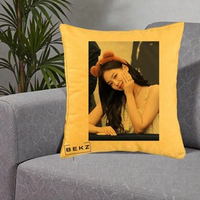 Perna Personalizata K-pop BLACKPINK Jennie Cute cu Diadema Ursulet, 40x40 cm, Galben, Husa Detasabila, Perna Inclusa, BEKZ®
