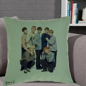 Perna Personalizata K-pop BTS Foto Grup In Picioare Tricoturi, 40x40 cm, Verde, Husa Detasabila, Perna Inclusa, BEKZ®