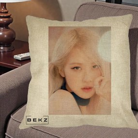 Perna Personalizata K-pop BLACKPINK Rose Blond cu Inel Roz Pastel, 40x40 cm, Crem, Husa Detasabila, Perna Inclusa, BEKZ®
