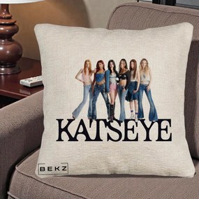Perna Personalizata K-pop KATSEYE Foto Grup Blugi, 40x40 cm, Bej Canapea, Husa Detasabila, Perna Inclusa, BEKZ®