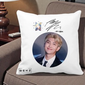 Perna Personalizata K-pop BTS RM Namjoon Portret Cerc cu Autograf, 40x40 cm, Alba Mata, Husa Detasabila, Perna Inclusa, BEKZ®