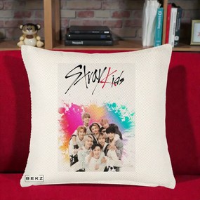 Perna Personalizata K-pop Stray Kids cu Splash Multicolor, 40x40 cm, Crem Reliefat, Husa Detasabila, Perna Inclusa, BEKZ®