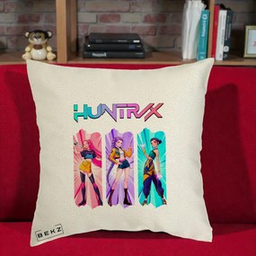 Perna Personalizata K-pop HUNTRX Trio cu Pisica in Benzi, 40x40 cm, Ecru, Husa Detasabila, Perna Inclusa, BEKZ®