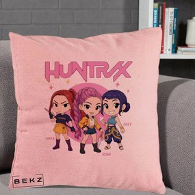 Perna Personalizata K-pop HUNTRX Trio Chibi cu Arme, 40x40 cm, Roz, Husa Detasabila, Perna Inclusa, BEKZ®