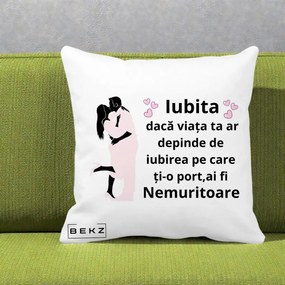 Cadou pentru Iubita - Perna Personalizata Iubita Nemuritoare cu Siluete de Cuplu, 40x40 cm, Alba Mata, Husa Detasabila, Perna Inclusa, BEKZ®