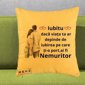 Cadou pentru Iubita - Perna Personalizata Iubitu Nemuritor cu Cuplu Acuarela si Inimi Rosii, 40x40 cm, Galben, Husa Detasabila, Perna Inclusa, BEKZ®