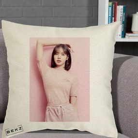 Perna Personalizata K-pop BLACKPINK Lisa Roz, 40x40 cm, Ecru, Husa Detasabila, Perna Inclusa, BEKZ®