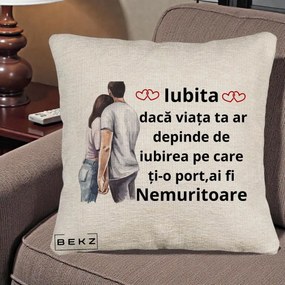 Cadou pentru Iubita - Perna Personalizata Iubita Nemuritoare cu Cuplu Acuarela Roz si Inimi, 40x40 cm, Bej Canapea, Husa Detasabila, Perna Inclusa, BEKZ®
