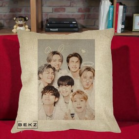 Perna Personalizata K-pop BTS Foto Grup Cute cu Animatii si 7 Membrii, 40x40 cm, Crem, Husa Detasabila, Perna Inclusa, BEKZ®