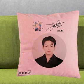 Perna Personalizata K-pop BTS Jungkook Portret cu Autograf, 40x40 cm, Roz, Husa Detasabila, Perna Inclusa, BEKZ®