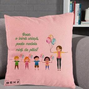 Cadou pentru Educatoare - Perna Personalizata Doar o Inima Uriasa poate Modela Minti de Pitici cu Educatoare si Baloane, 40x40 cm, Roz, Husa Detasabila, Perna Inclusa, BEKZ®