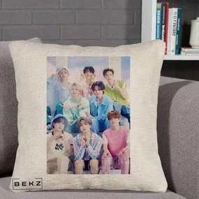 Perna Personalizata K-Pop Grup Foto Pasteluri cu 8 Artisti, 40x40 cm, Bej Canapea, Husa Detasabila, Perna Inclusa, BEKZ®