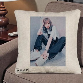 Perna Personalizata K-pop BLACKPINK Lisa, 40x40 cm, Bej Canapea, Husa Detasabila, Perna Inclusa, BEKZ®