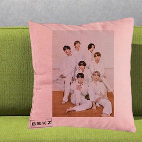 Perna Personalizata K-pop BTS Foto Grup All-White Elegant, 40x40 cm, Roz, Husa Detasabila, Perna Inclusa, BEKZ®