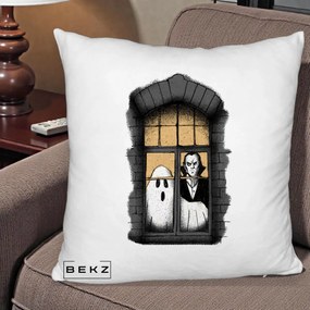Perna Decorativa Halloween Fantoma si Dracula la Fereastra, 40x40 cm, Alb Pufos, Husa Detasabila, Perna Inclusa, BEKZ®