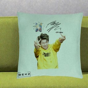 Perna Personalizata K-pop BTS RM Namjoon Hanorac Galben Autograf, 40x40 cm, Verde Menta, Husa Detasabila, Perna Inclusa, BEKZ®