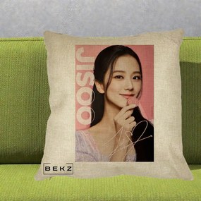 Perna Personalizata K-pop BLACKPINK Jisoo cu Semnatura si Fond Roz, 40x40 cm, Crem, Husa Detasabila, Perna Inclusa, BEKZ®