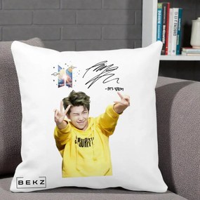 Perna Personalizata K-pop BTS RM Namjoon Hanorac Galben Autograf, 40x40 cm, Alba Mata, Husa Detasabila, Perna Inclusa, BEKZ®