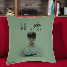 Perna Personalizata K-pop BTS Jungkook Portret cu Ochelari Autograf, 40x40 cm, Verde, Husa Detasabila, Perna Inclusa, BEKZ®