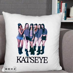 Perna Personalizata K-pop KATSEYE Grup Foto Tinute Gri, 40x40 cm, Alb Pufos, Husa Detasabila, Perna Inclusa, BEKZ®